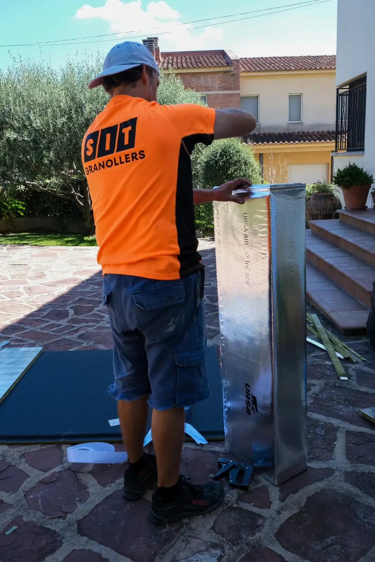 Técnico preparando conductos