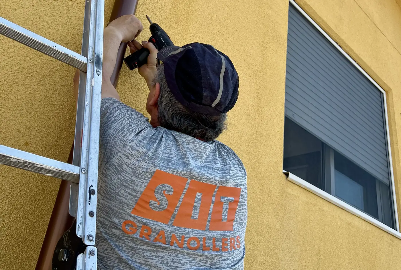 Técnico SIT instalando en fachada