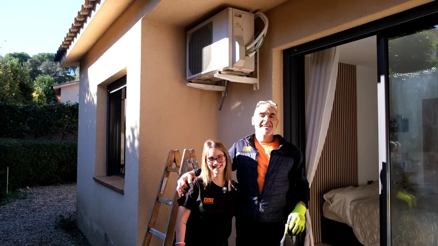 Equipo SIT Granollers instalando climatización